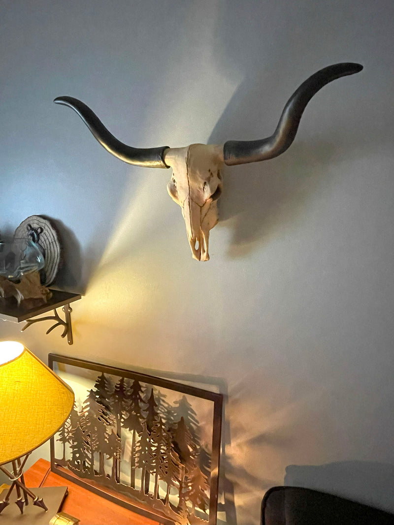 Huge 27.5-Inch Wide Long Horn Steer Skull Resin Wall Hanging for Western Themed Bedrooms and Living Rooms - Simple