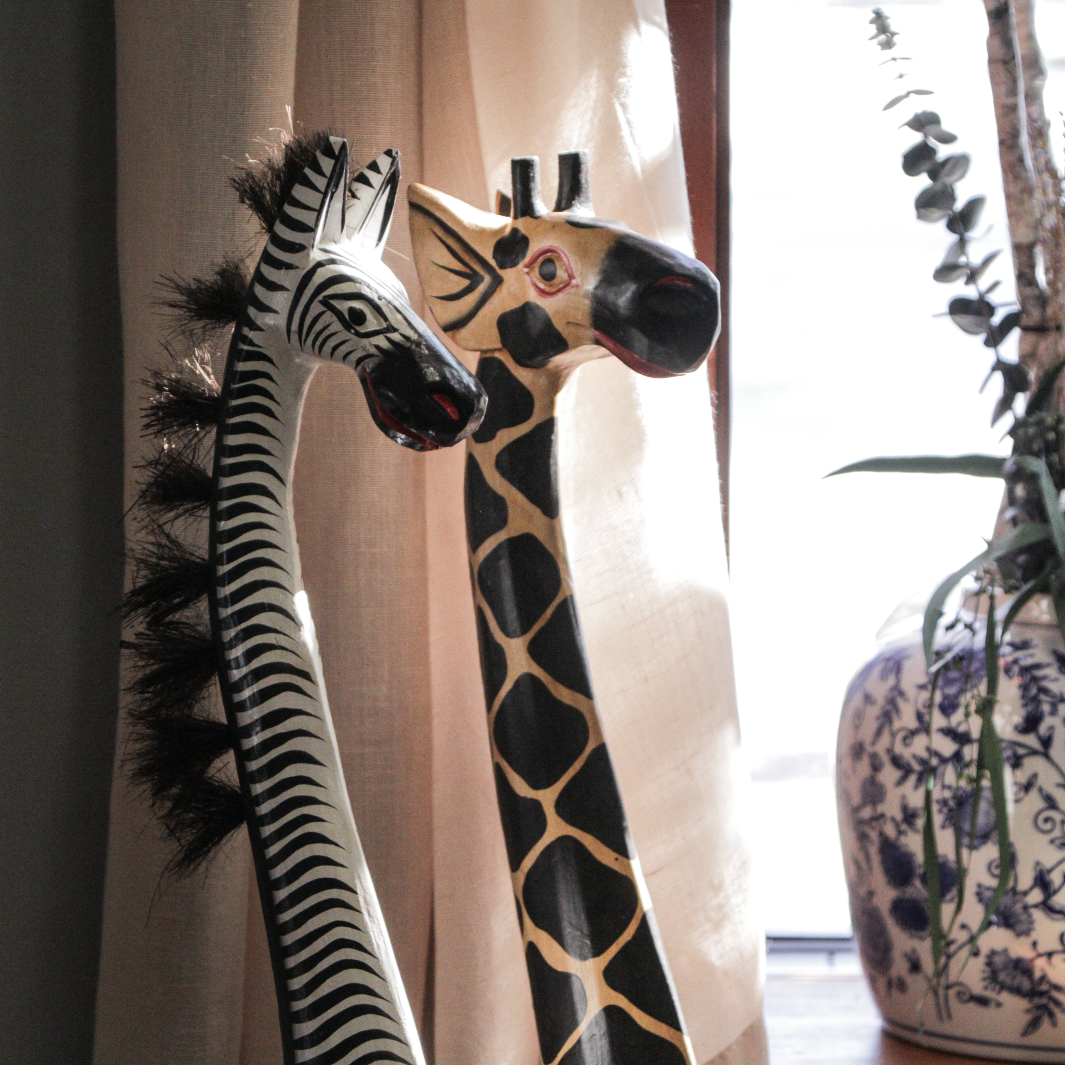 置物 GIRAFFE AND ZEBRA Hand Carved and Painted 36 Inch High Wooden Giraffe and Zebra
