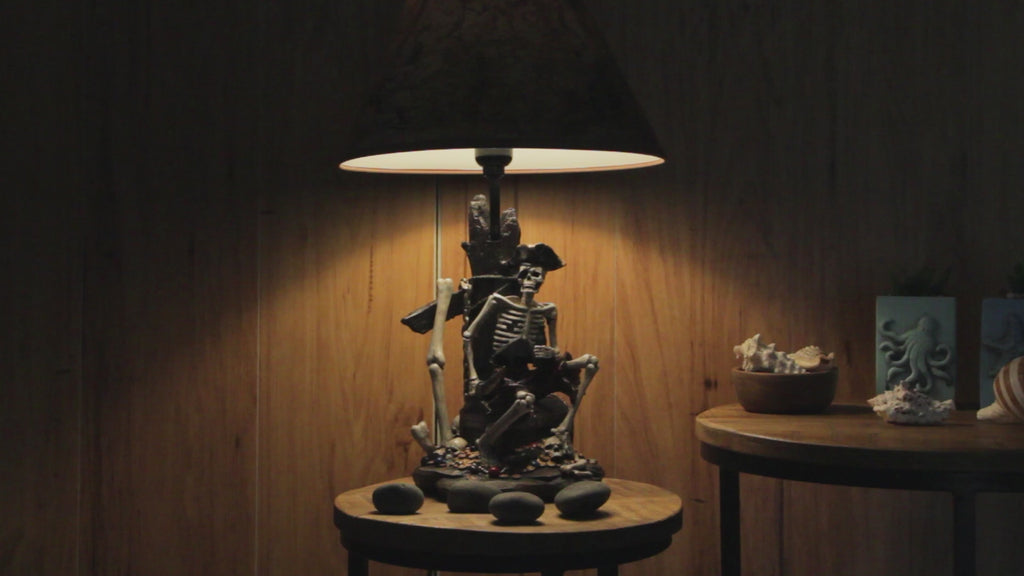 97224-pirate-skeleton-table-lamp-1A.mp4